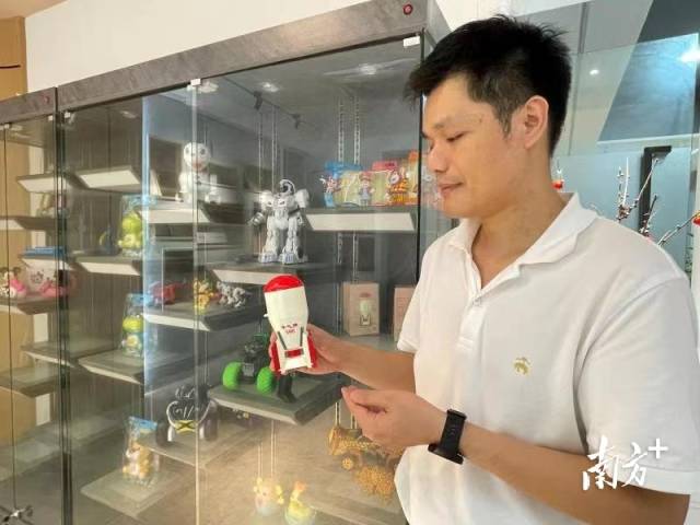 何誌遠展示公司為客戶設計的“兩彈一星”文創產品